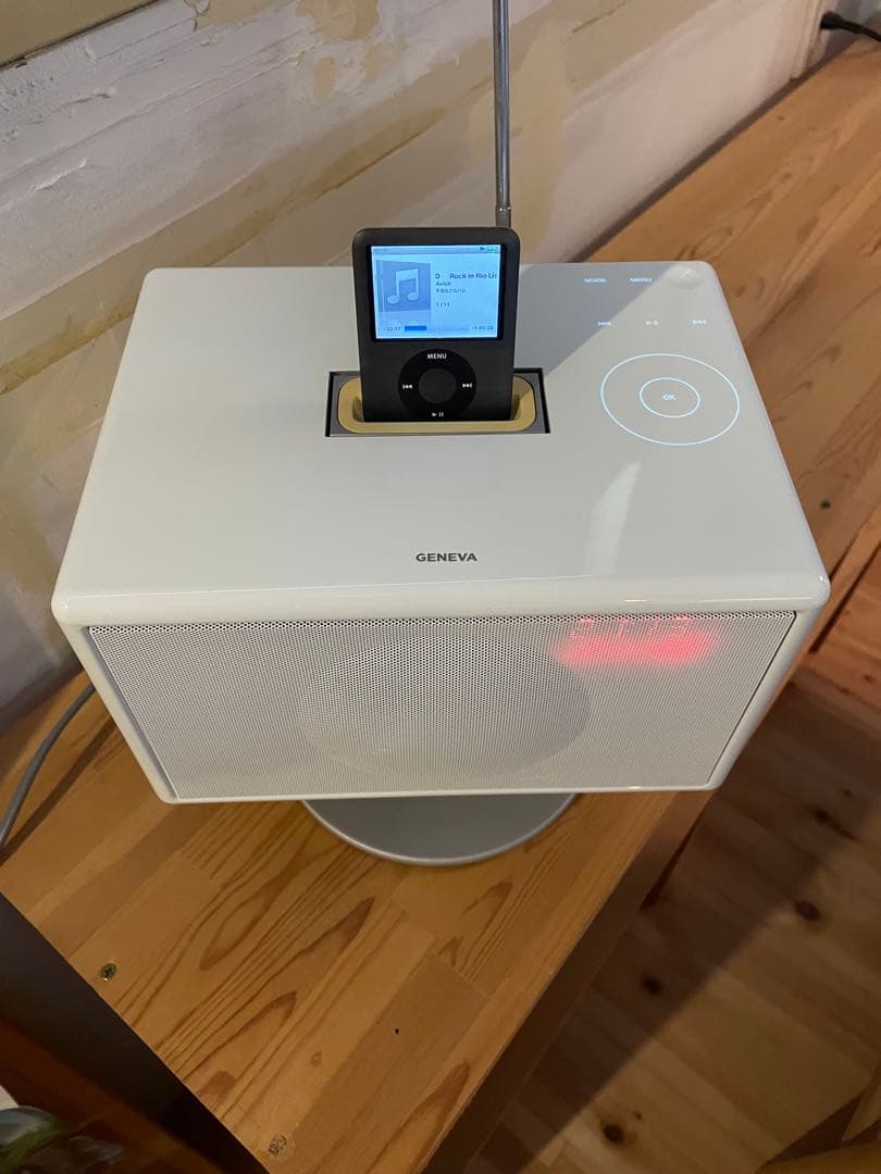 ホワイト色GENEVA Sound System Model S