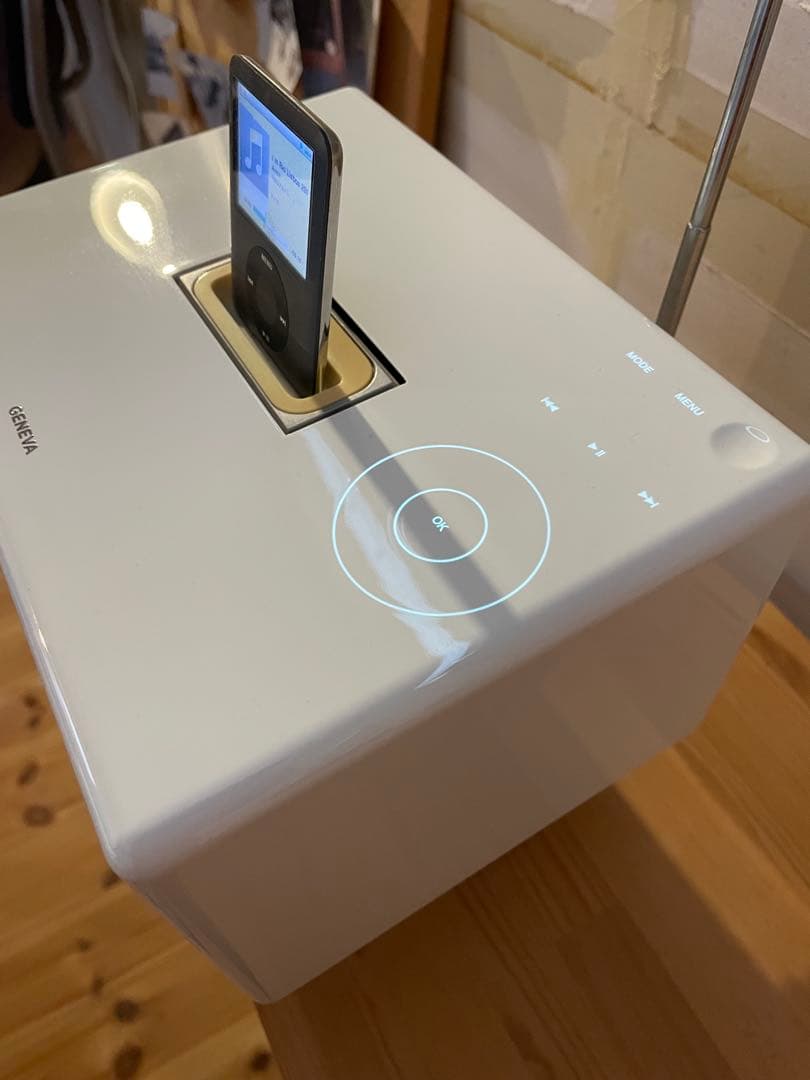 ホワイト色GENEVA Sound System Model S