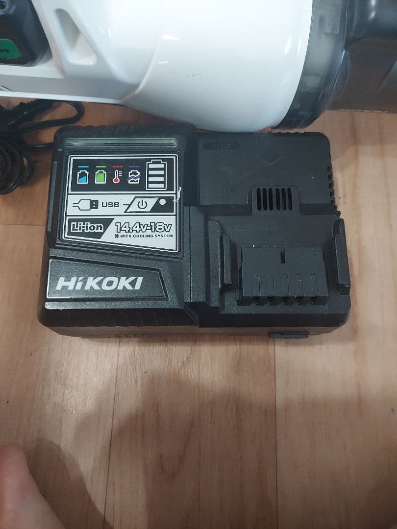 HIKOKI スティッククリーナー　純正マルチボルト充電器、電池、スタンド付き