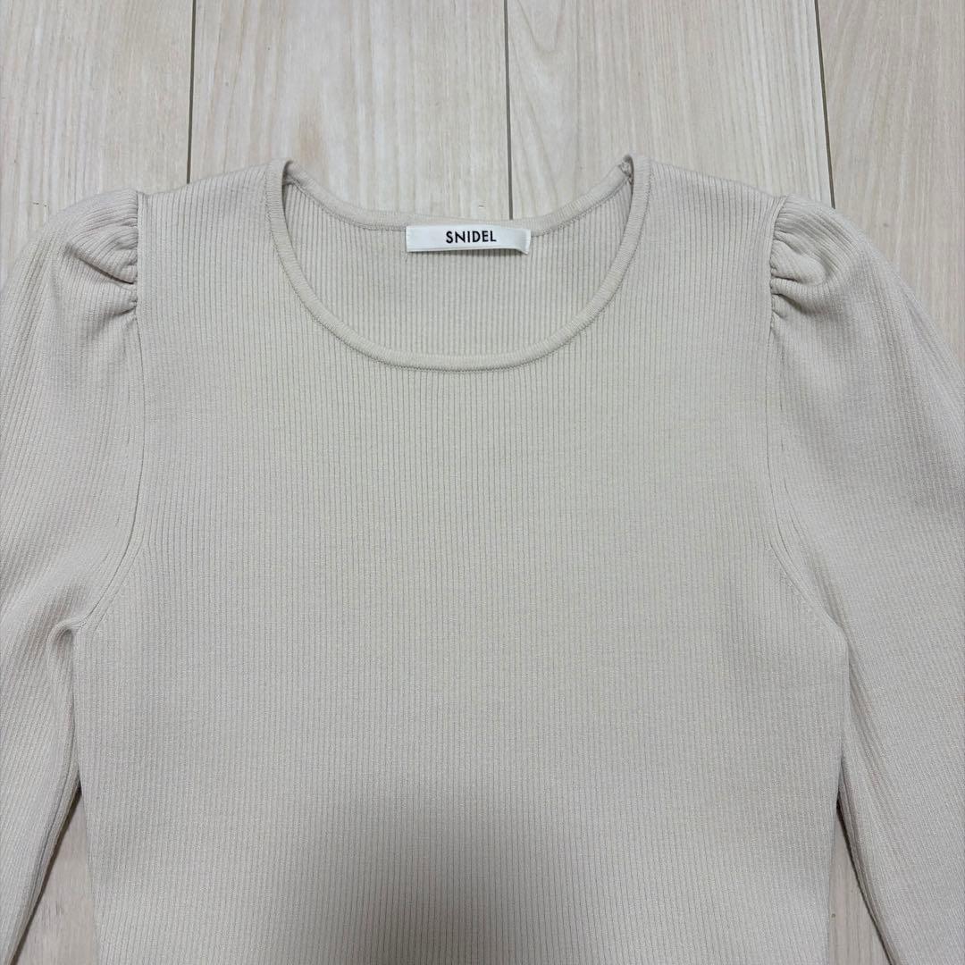 SNIDEL ペプラムアシメニットプルオーバー　アイボリー