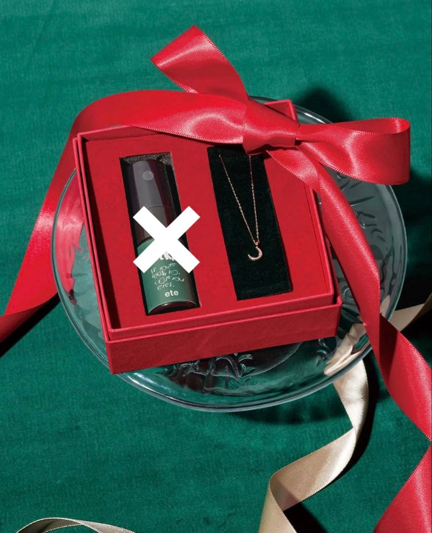 ete VERY MERRY ムーンネックレス