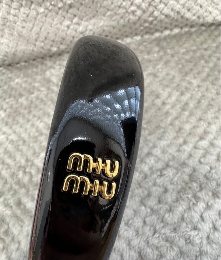 MIU MIU ミュウミュウ パテント　カチューシャ　ブラック