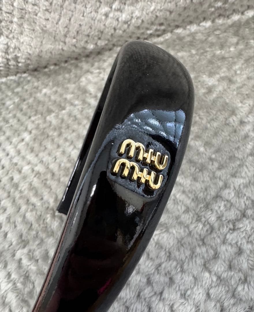 MIU MIU ミュウミュウ パテント　カチューシャ　ブラック