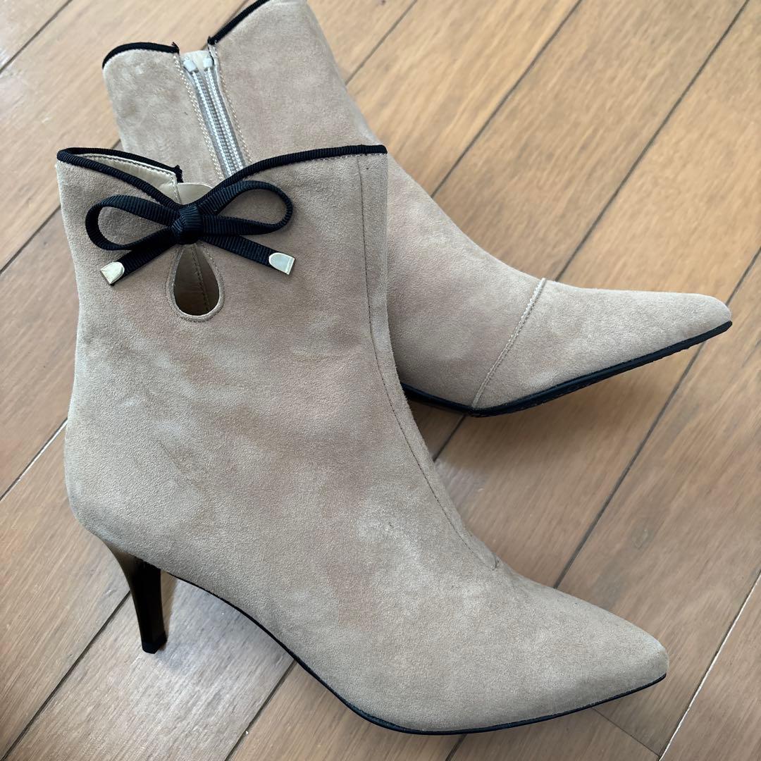 ダイアナ　ベージュ ポインテッドトゥ ブーティ