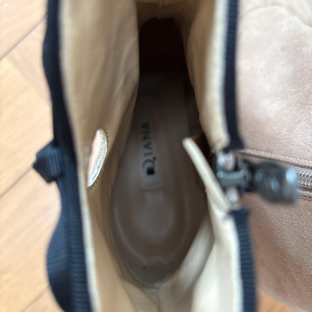 ダイアナ　ベージュ ポインテッドトゥ ブーティ