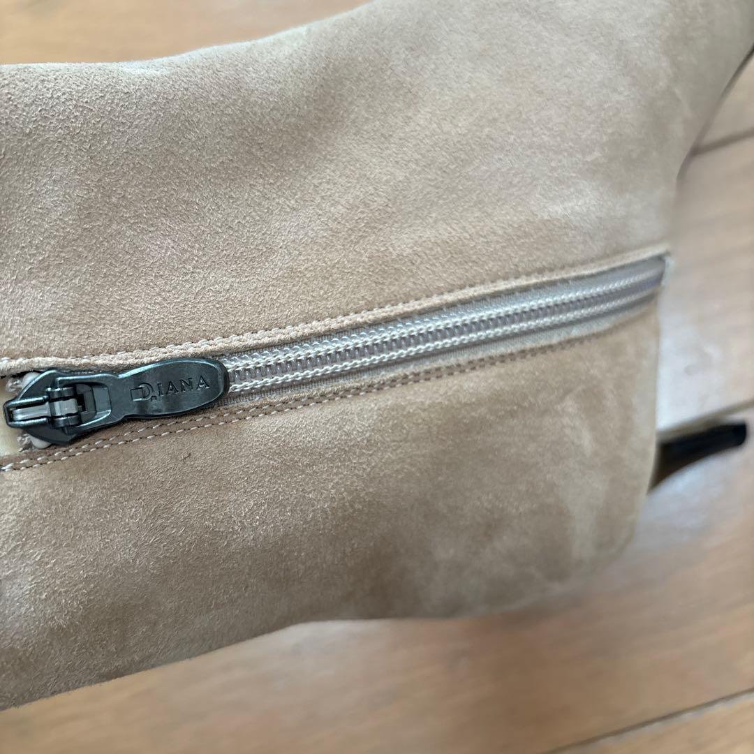 ダイアナ　ベージュ ポインテッドトゥ ブーティ