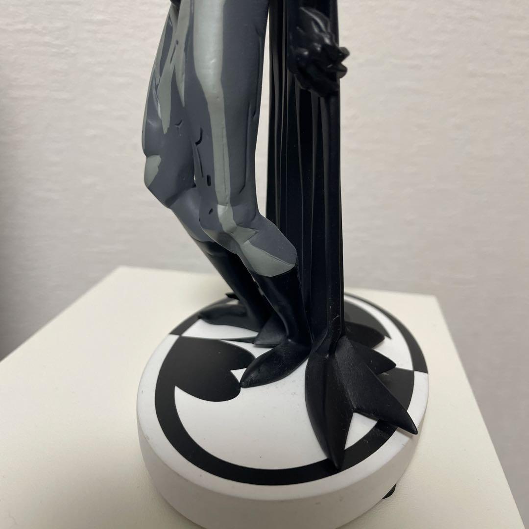 ＤＣバットマン ブラック＆ホワイト フィギュア マイク・ミニョーラ スタチュー