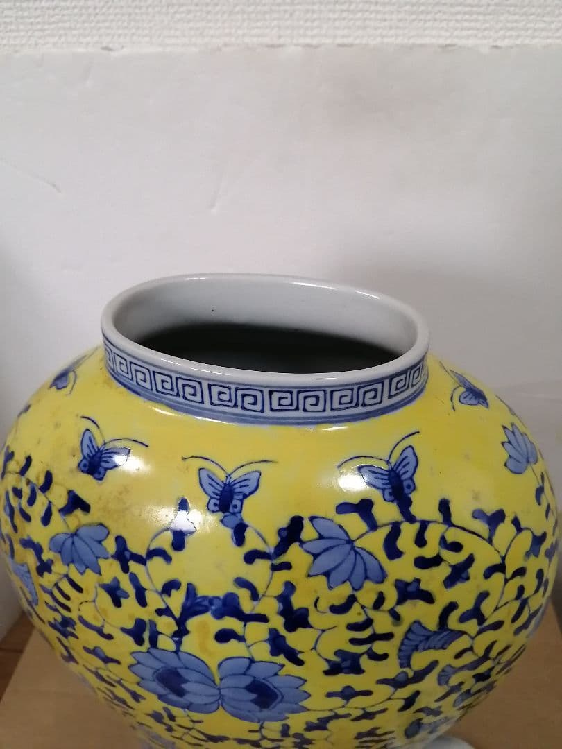 花瓶 康熙年製 黄釉青華 獅子蓋付き唐草花蝶柄 壺