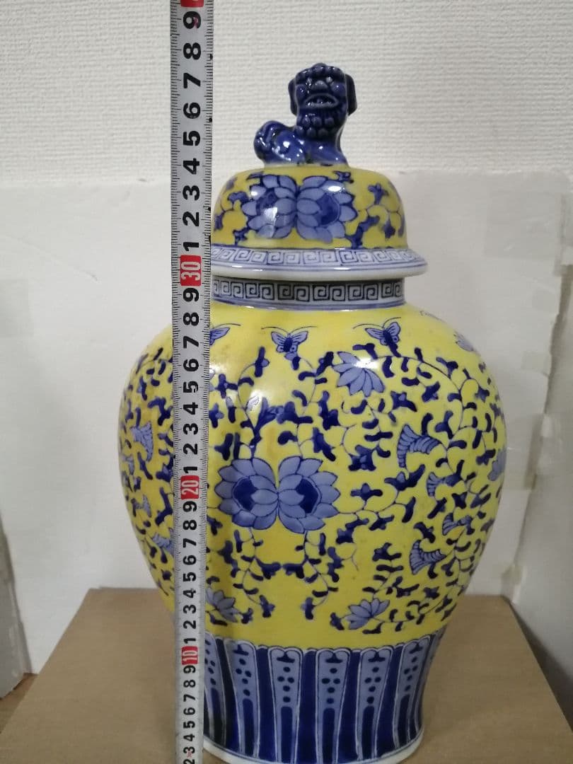 花瓶 康熙年製 黄釉青華 獅子蓋付き唐草花蝶柄 壺