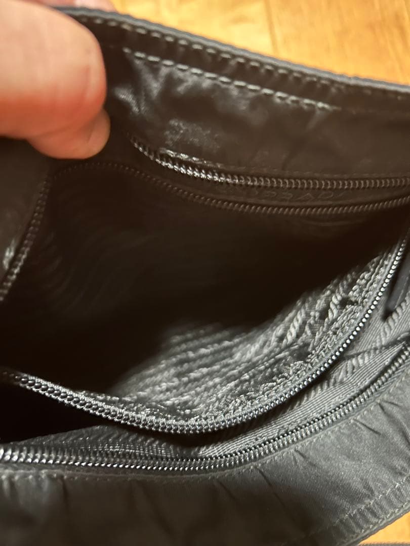 プラダ　ナイロン　斜めがけ　マチなし　ショルダーバッグ