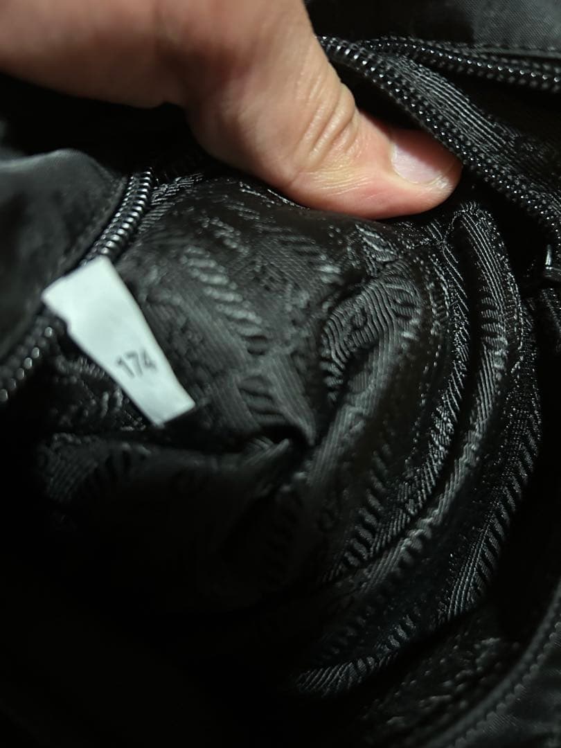 プラダ　ナイロン　斜めがけ　マチなし　ショルダーバッグ