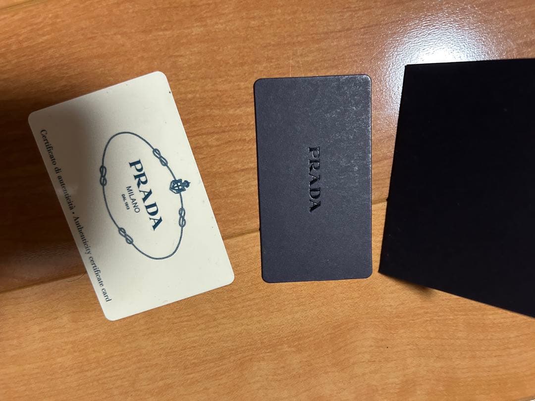 プラダ　ナイロン　斜めがけ　マチなし　ショルダーバッグ