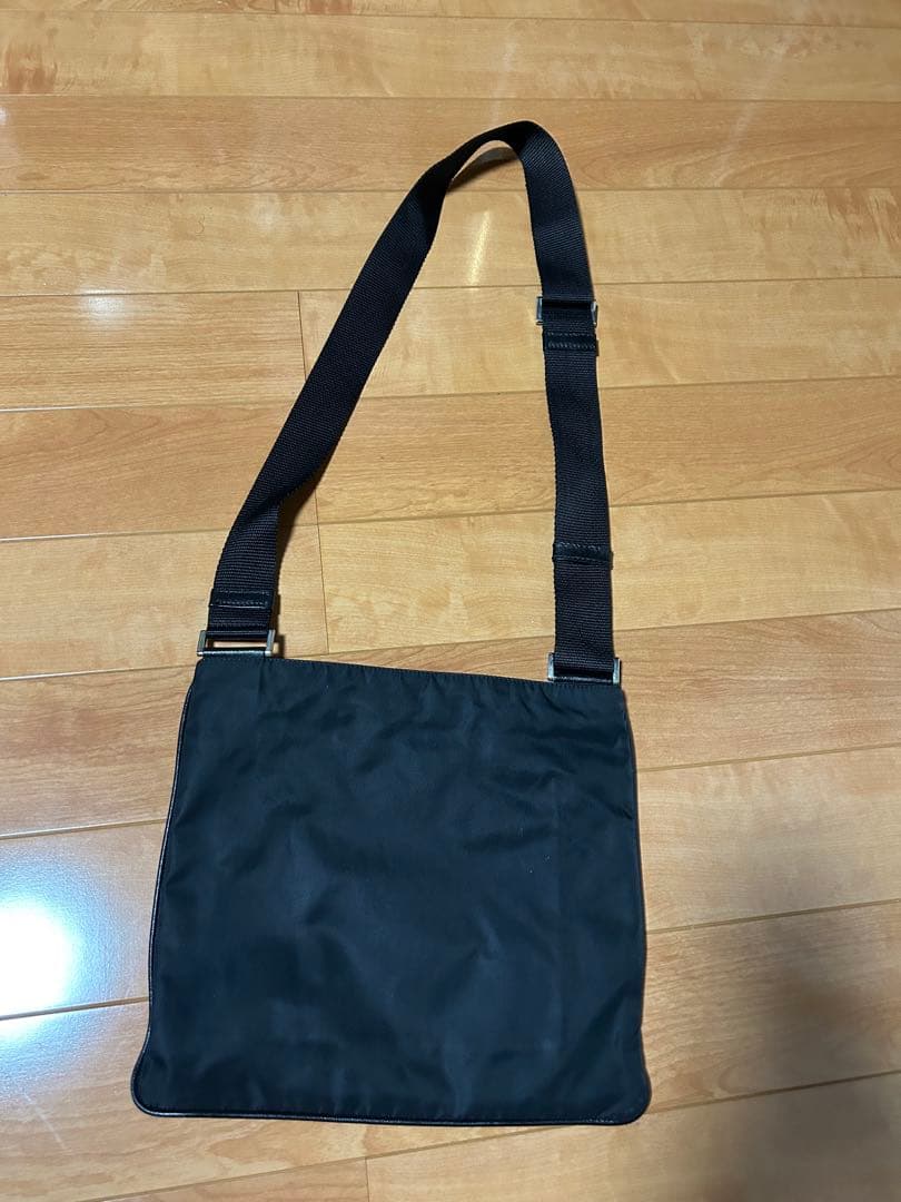 プラダ　ナイロン　斜めがけ　マチなし　ショルダーバッグ