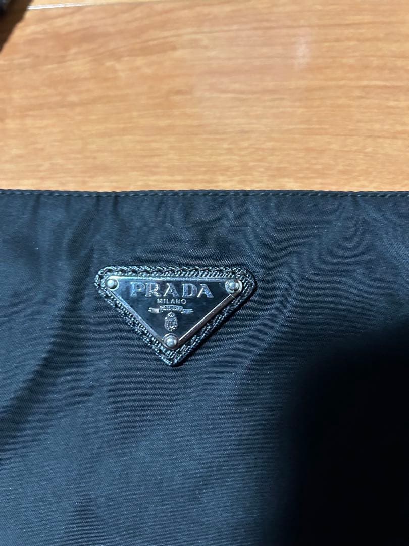 プラダ　ナイロン　斜めがけ　マチなし　ショルダーバッグ