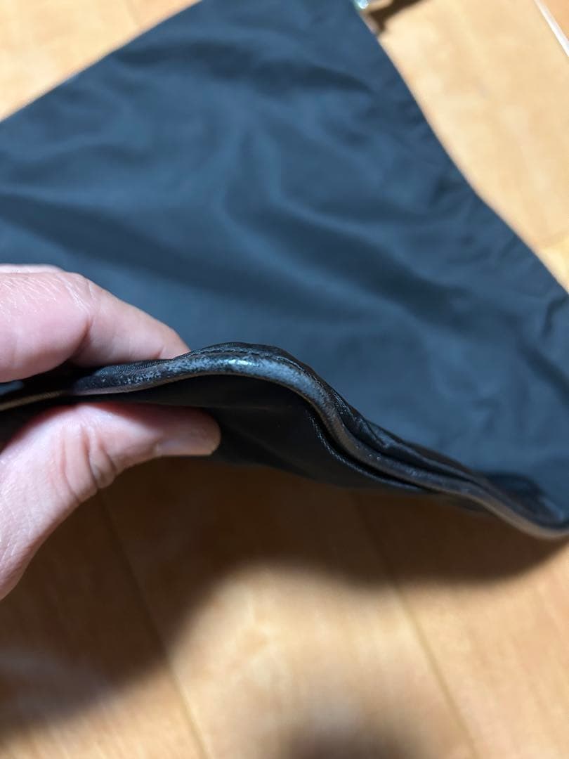 プラダ　ナイロン　斜めがけ　マチなし　ショルダーバッグ