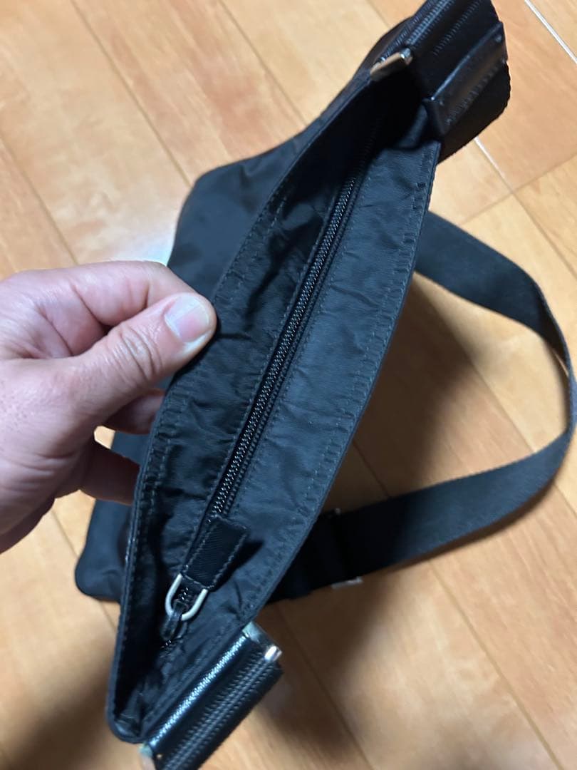 プラダ　ナイロン　斜めがけ　マチなし　ショルダーバッグ