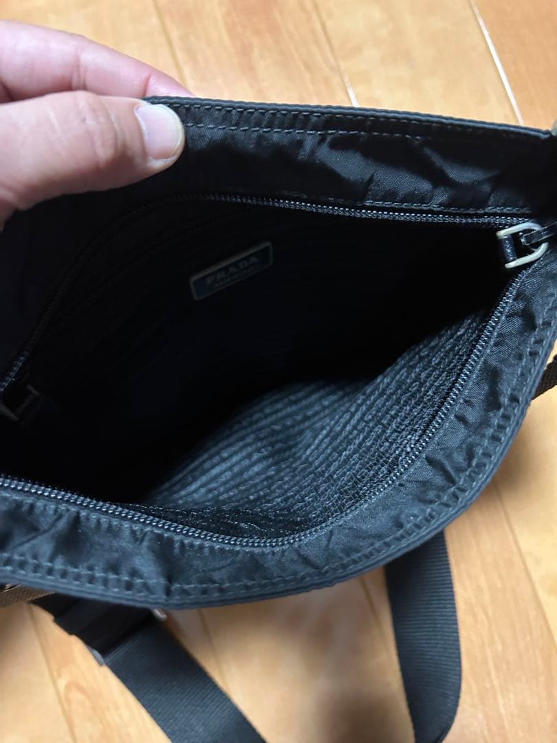 プラダ　ナイロン　斜めがけ　マチなし　ショルダーバッグ