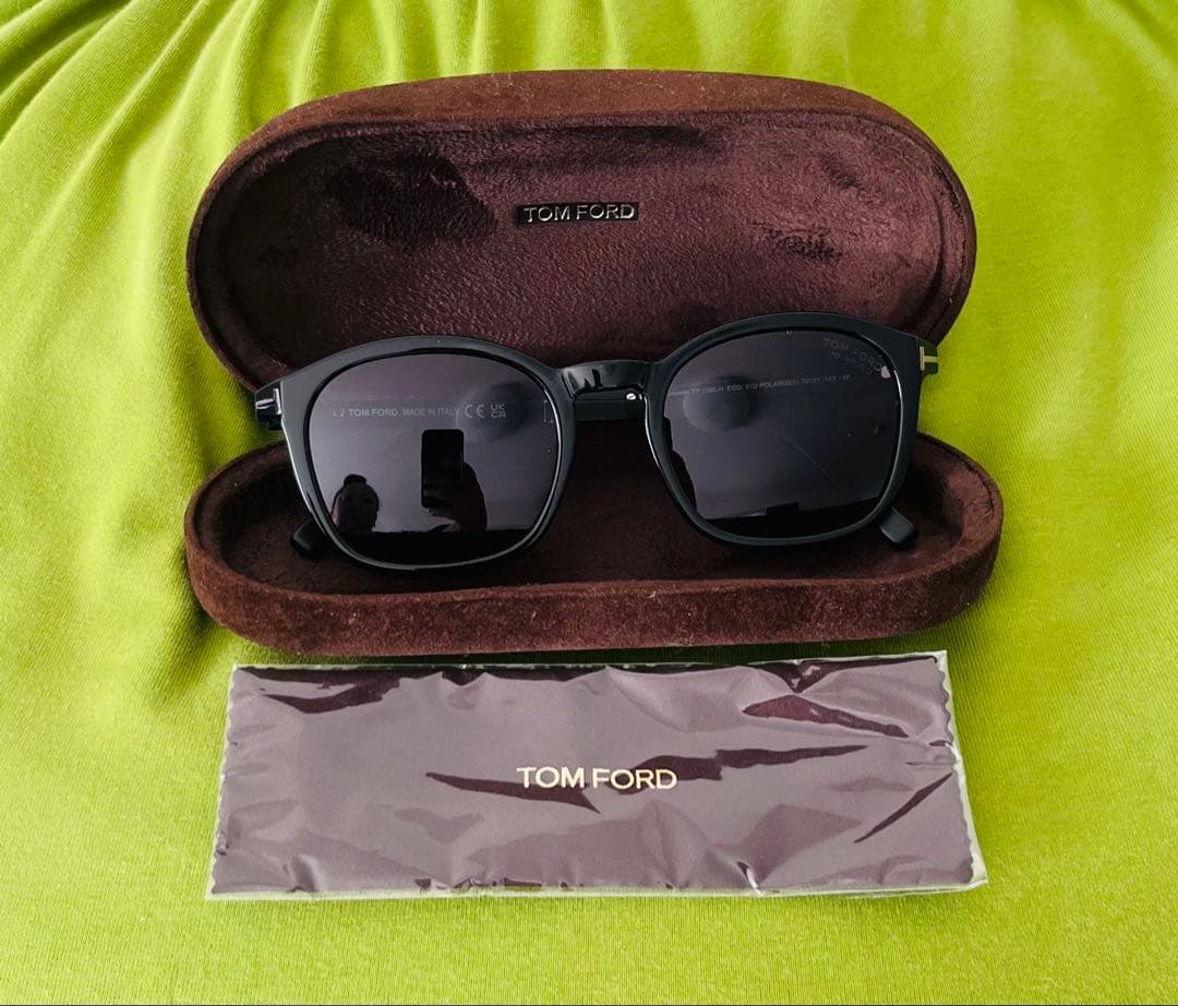 TOM FORD トムフォード遮光レンズサングラス 黒フレームウェリントン