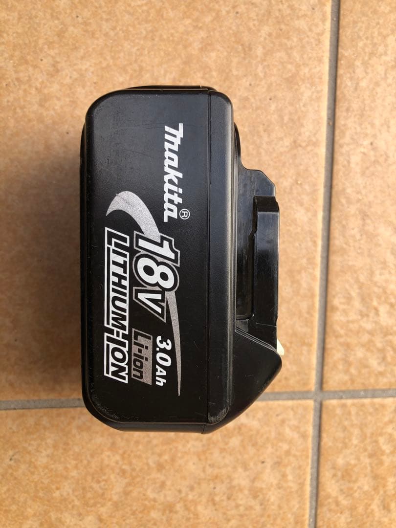 Makita 掃除機充電式クリーナー 本体CL182FDバッテリー＆充電器セット