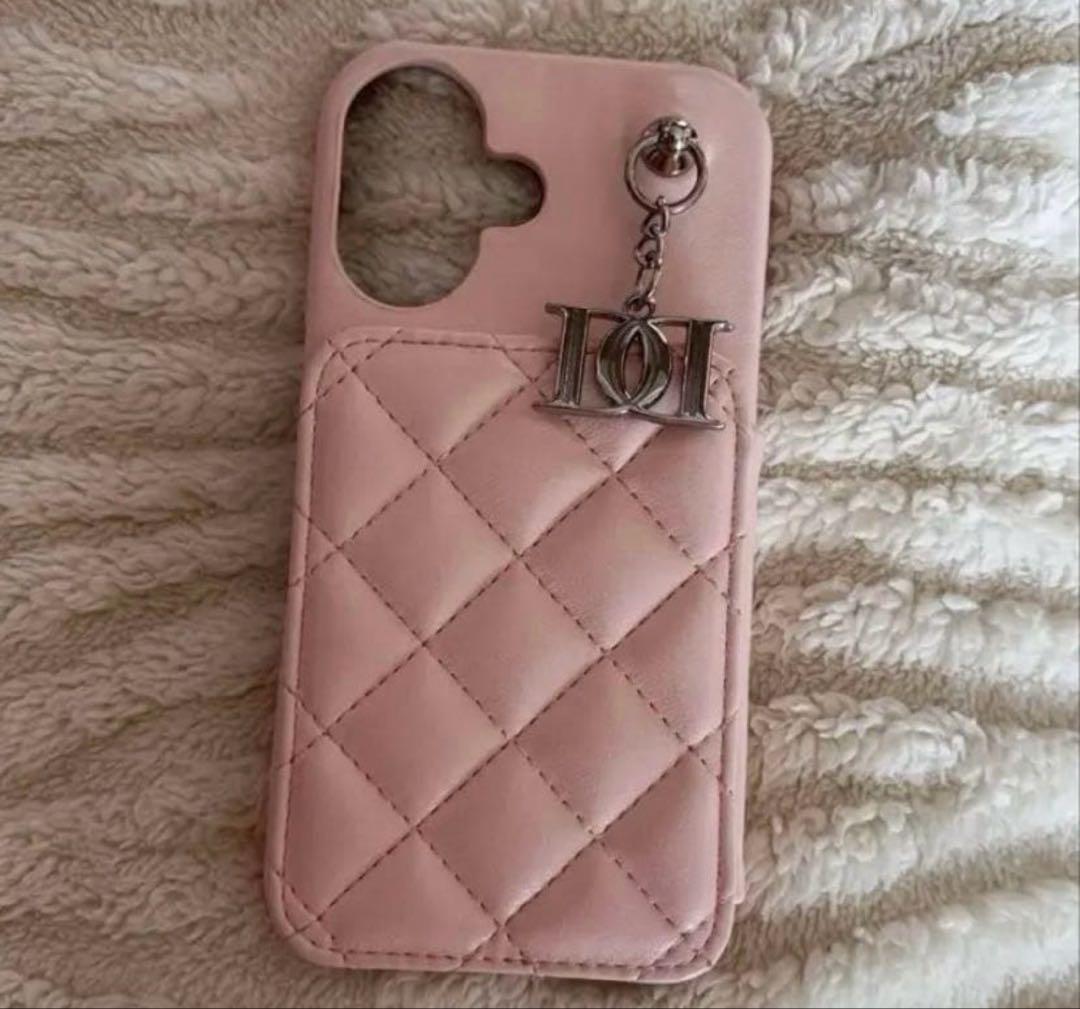 ダーリッチ キルティングビジューDDチャーム ピンク iPhone16
