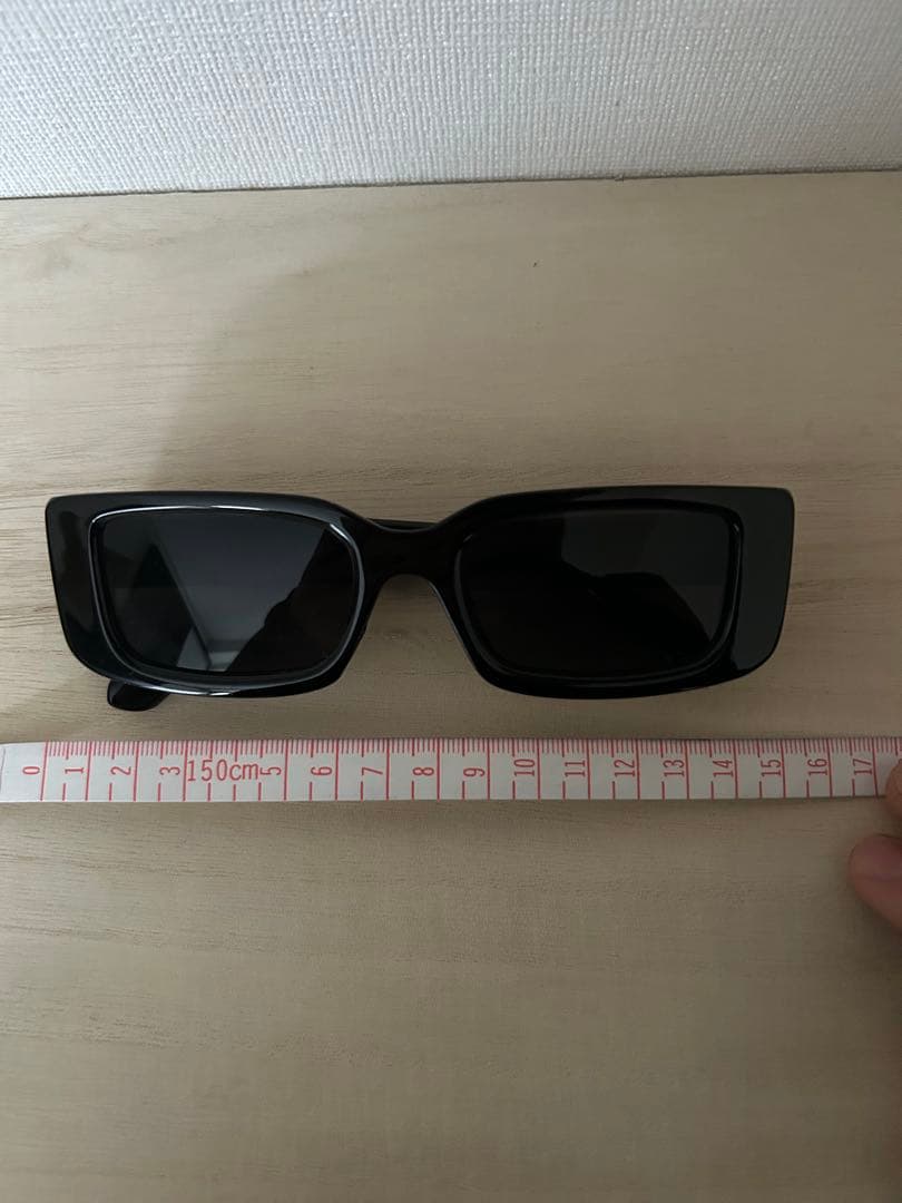 オフホワイト　ブラックスクエアサングラス