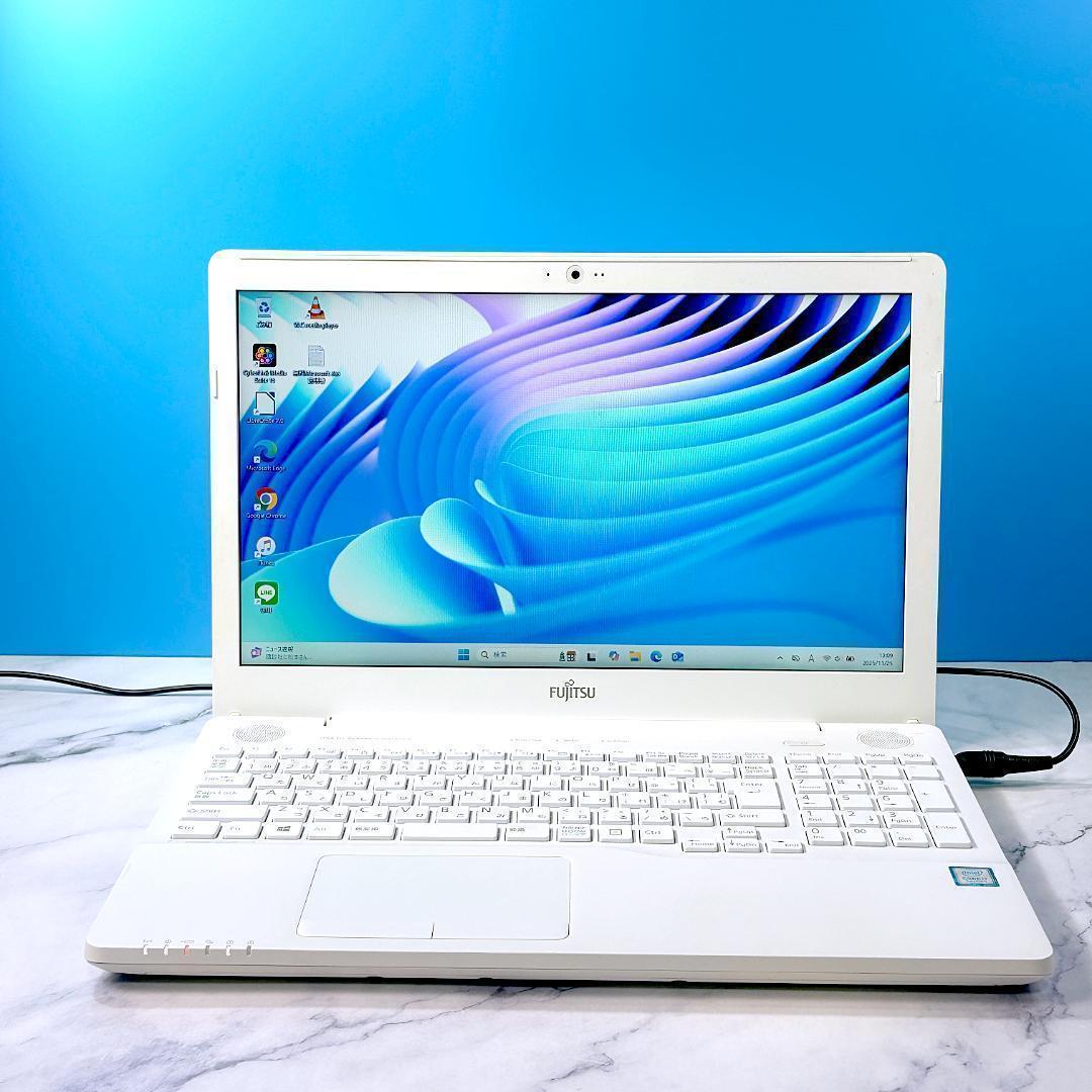 美品☆Corei7・8GB・SSD・Win11・ホワイト・ノートパソコン