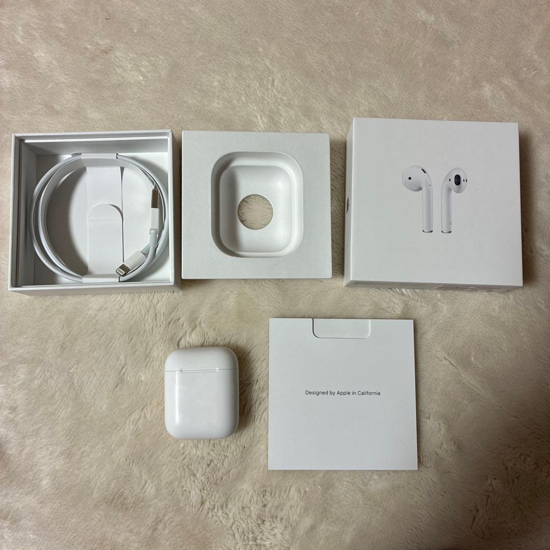 AirPods本体と新品充電ケーブル付き