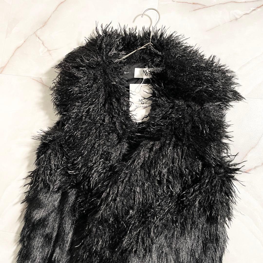 M17967 未使用　マサゴ　ゴージャスなフェイクファーのベスト　黒　S