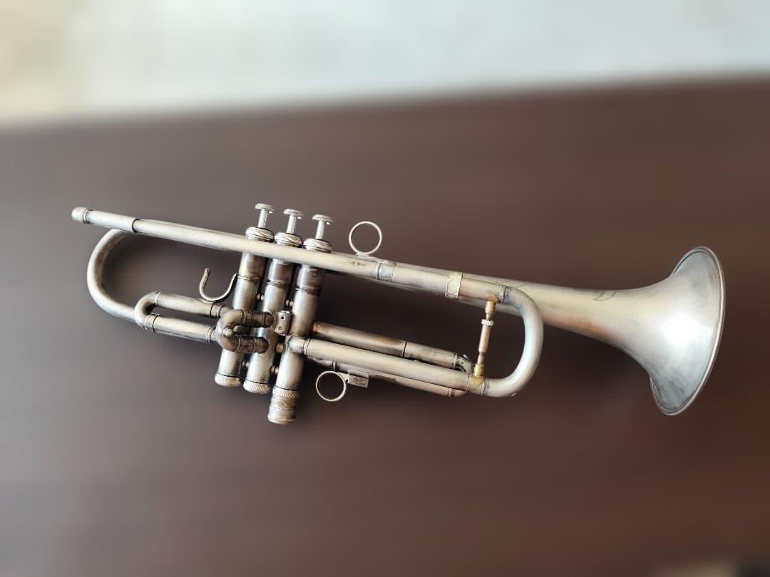 カスタムげB♭トランペット　ラージボア　サテン　彫刻入り　限定値下げ