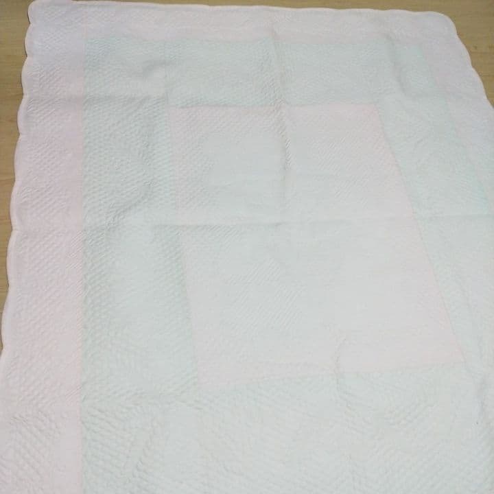 淡いピンクの布も使ったホワイトキルト