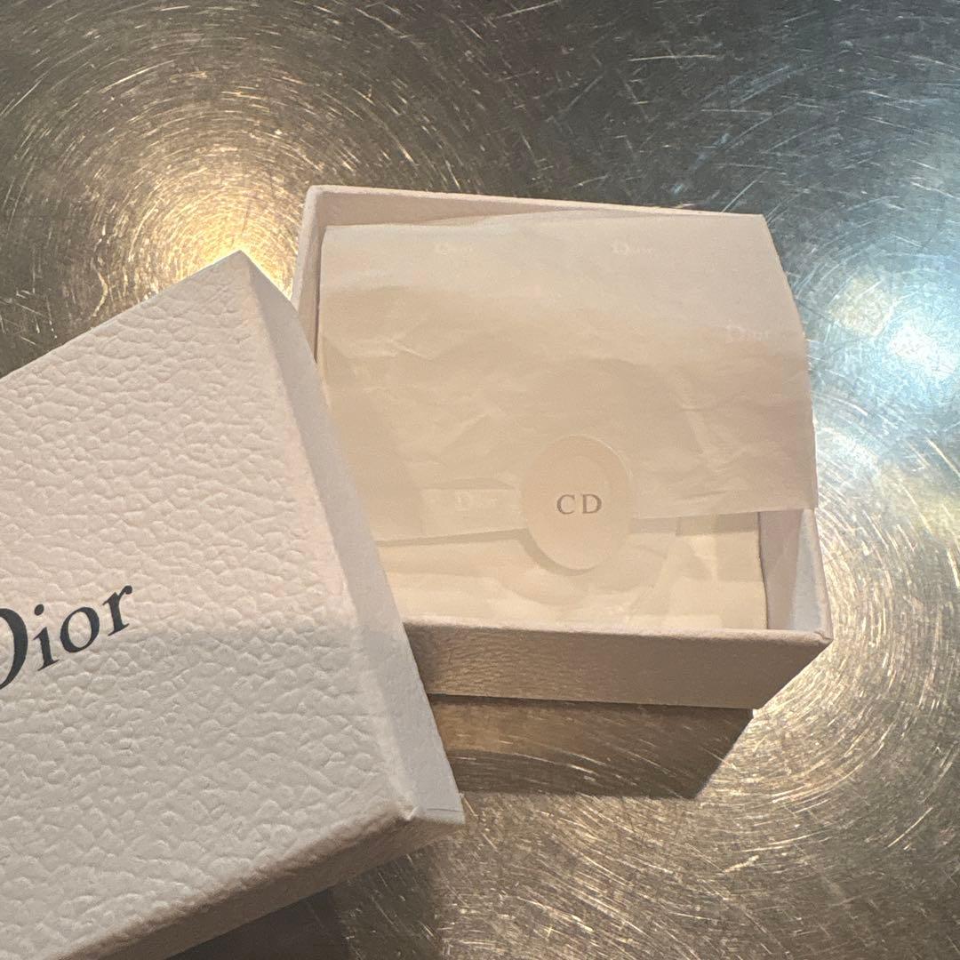 Dior ロゴチャーム　箱保存袋リボン付き　新品未使用　キーホルダー