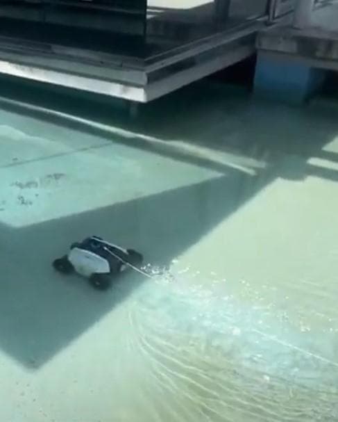 プール清掃ロボット　COTTY