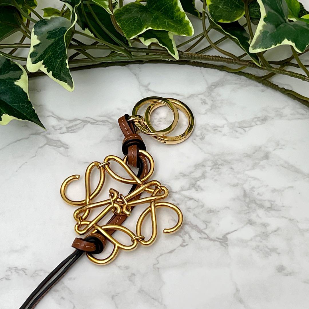 ロエベ アナグラム チャーム (カーフ) チャーム ゴールド/タン LOEWE