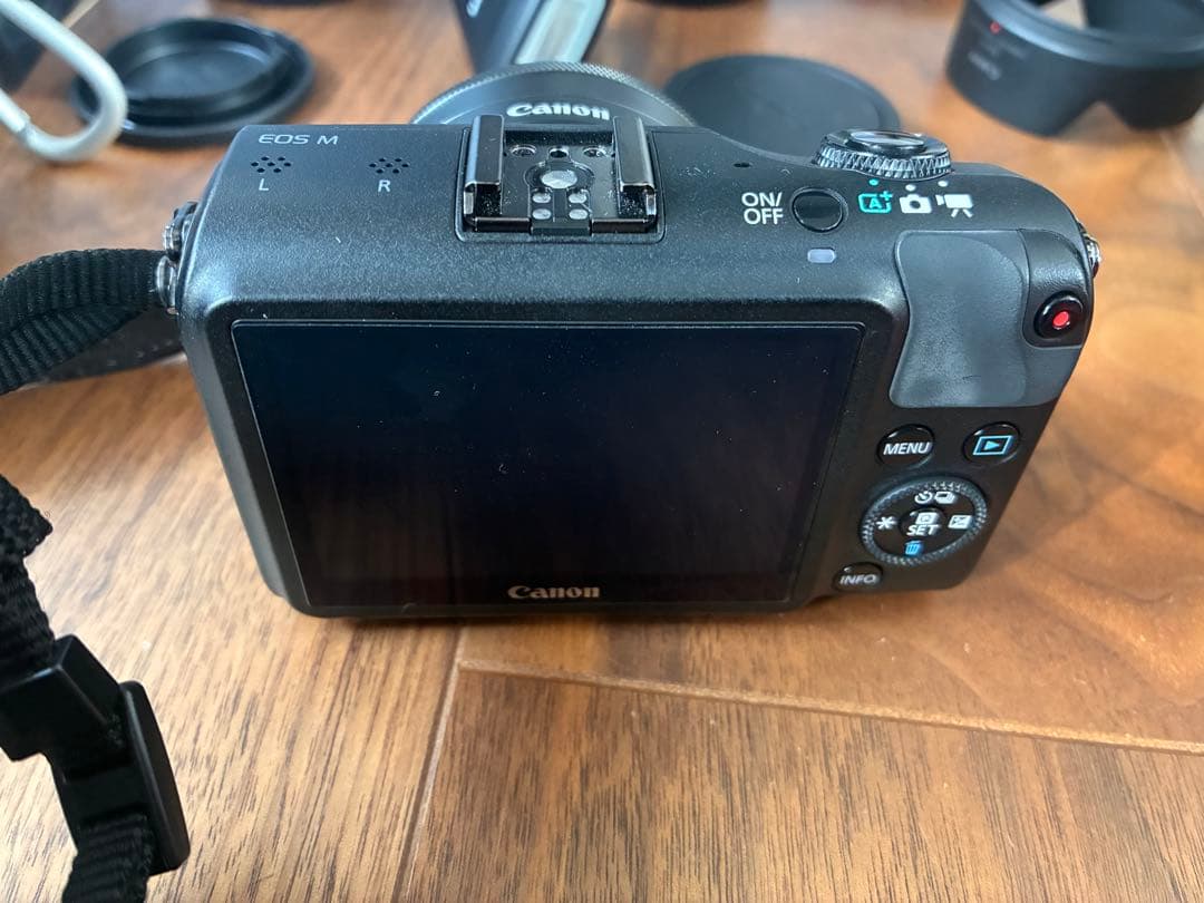 【値下げ】Canon EOS M ミラーレス一眼カメラ 本体と付属品
