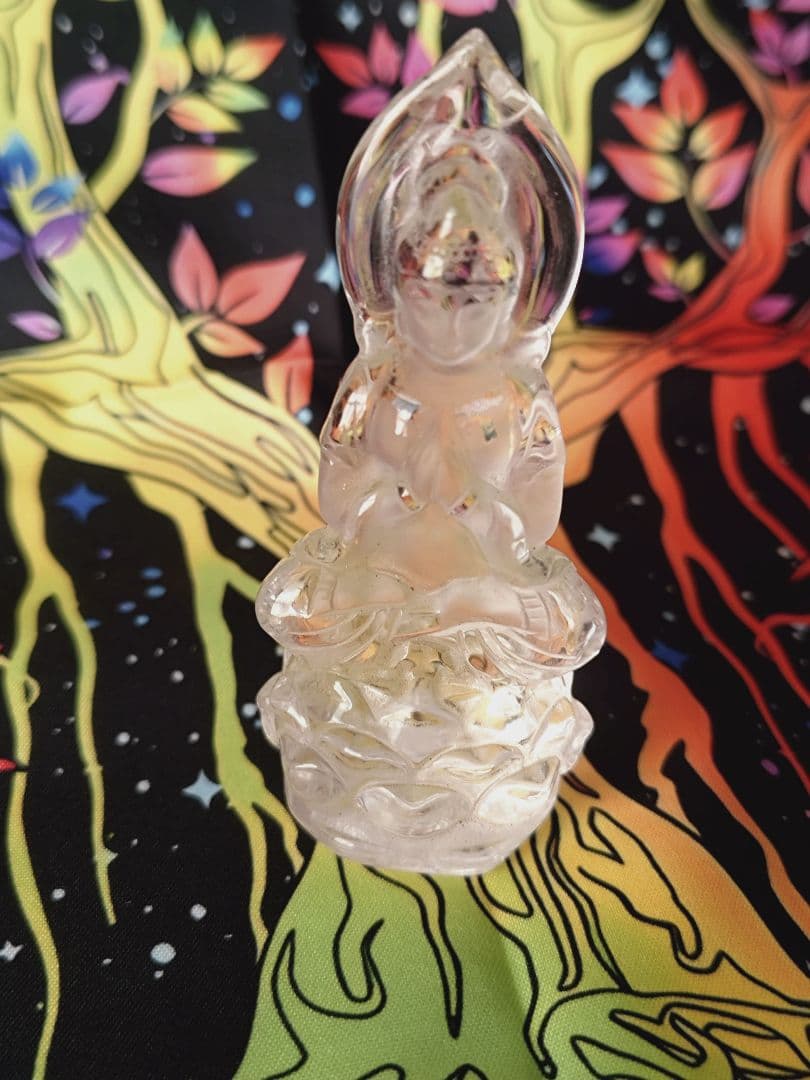 水晶　手彫り観音様　置物