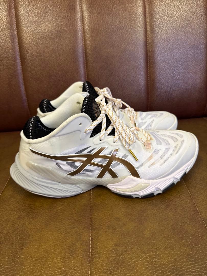 ASICS メタライズバレーボールシューズ ホワイト/ゴールド 27.0cm