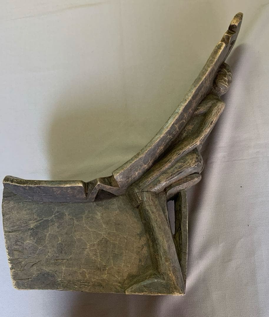 ちょこっと座って楽しい木彫りの椅子民芸品