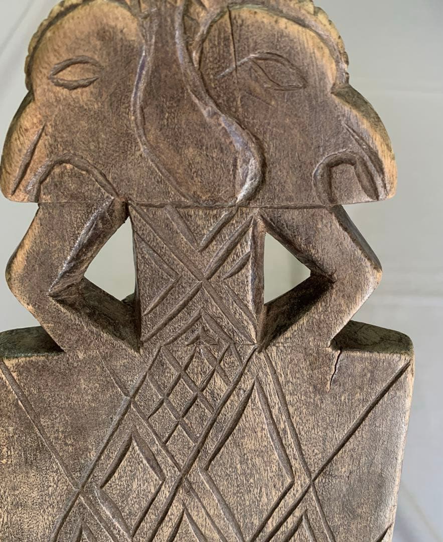 ちょこっと座って楽しい木彫りの椅子民芸品