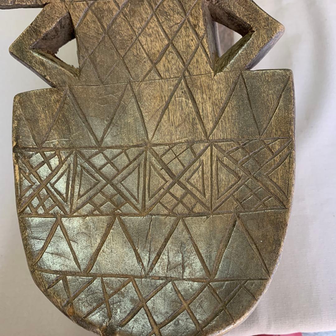 ちょこっと座って楽しい木彫りの椅子民芸品