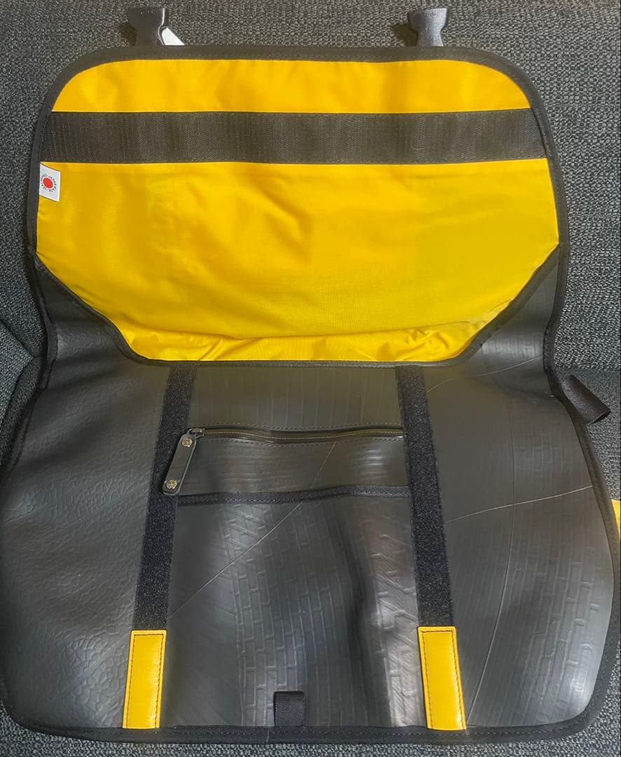 SEAL デザイナーズメッセンジャーバッグ タイヤチューブバッグ　タグ付き新品