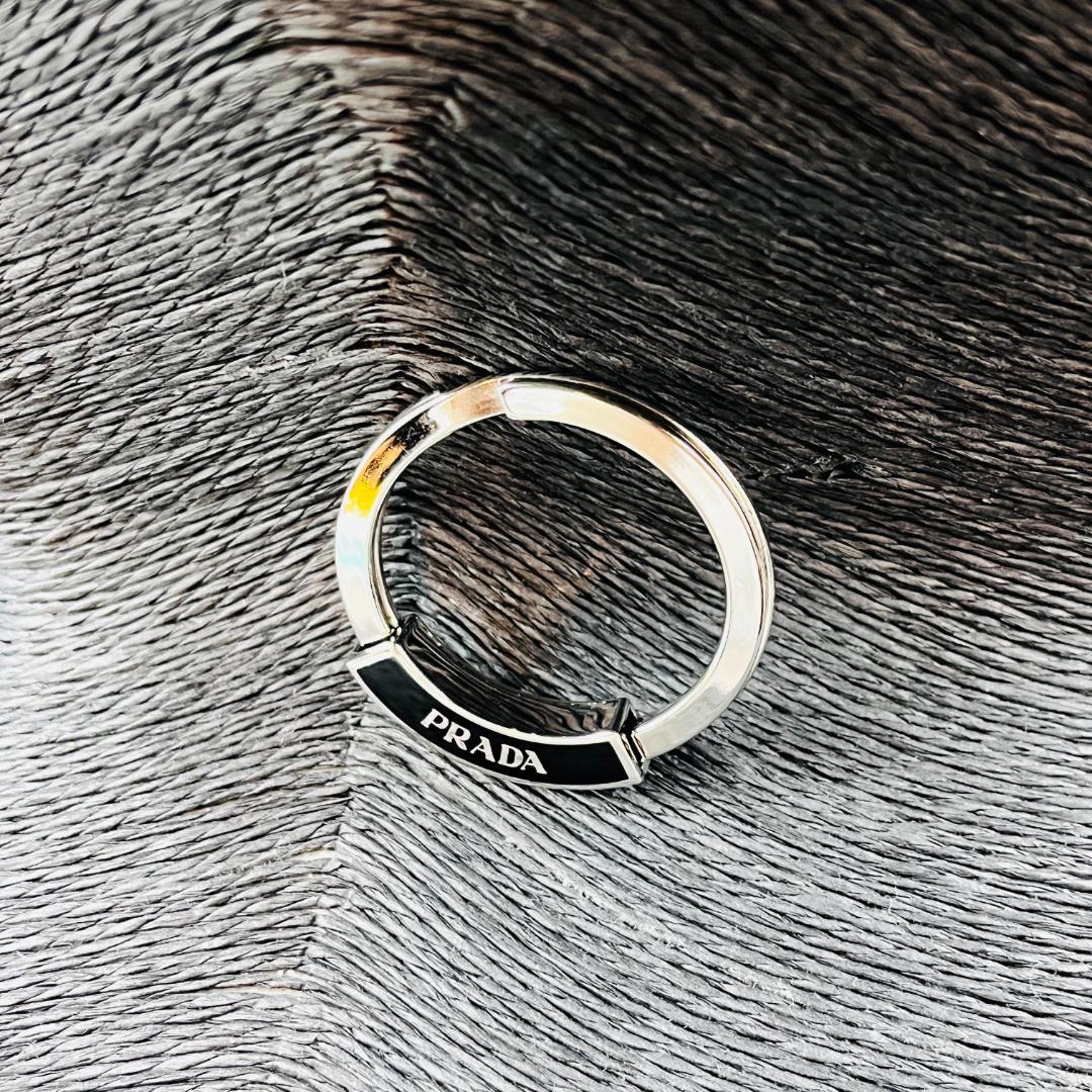 PRADA プラダ キーリング キーホルダー メンズ シルバー ブラック リング