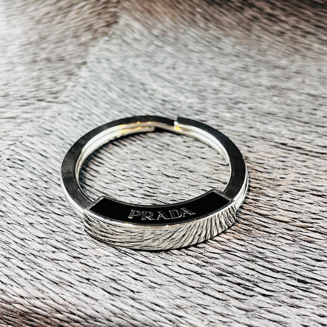 PRADA プラダ キーリング キーホルダー メンズ シルバー ブラック リング