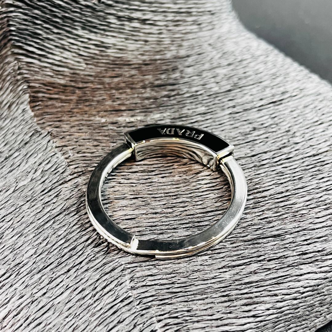 PRADA プラダ キーリング キーホルダー メンズ シルバー ブラック リング