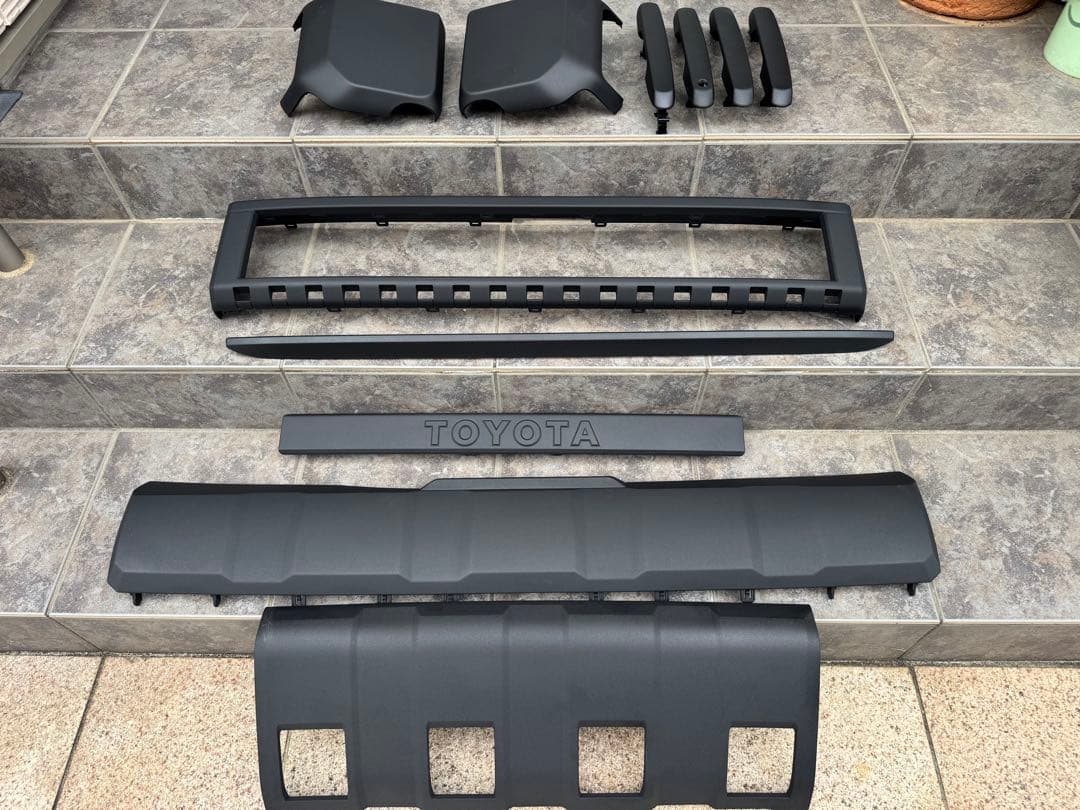 ②ランドクルーザー　250 グリル　フルセット　ラプターライナー塗装