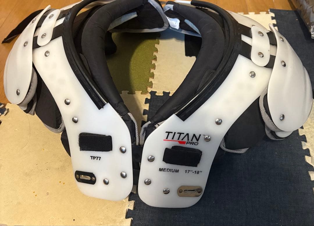 ［値下げ可］TITAN PRO TP77 ショルダーパッド ミディアム　Mサイズ