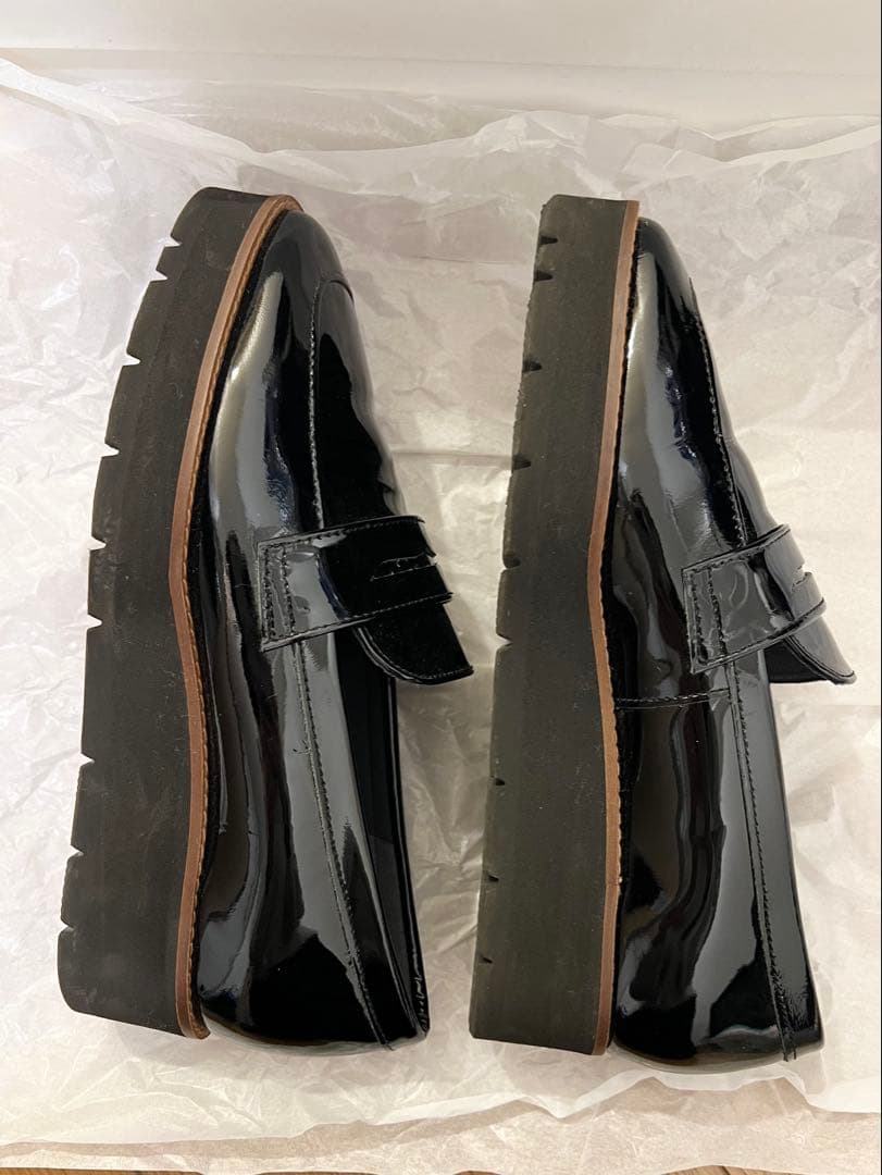 【OUR】エナメルレザーのローファーシューズ黒 厚底 22.5cm