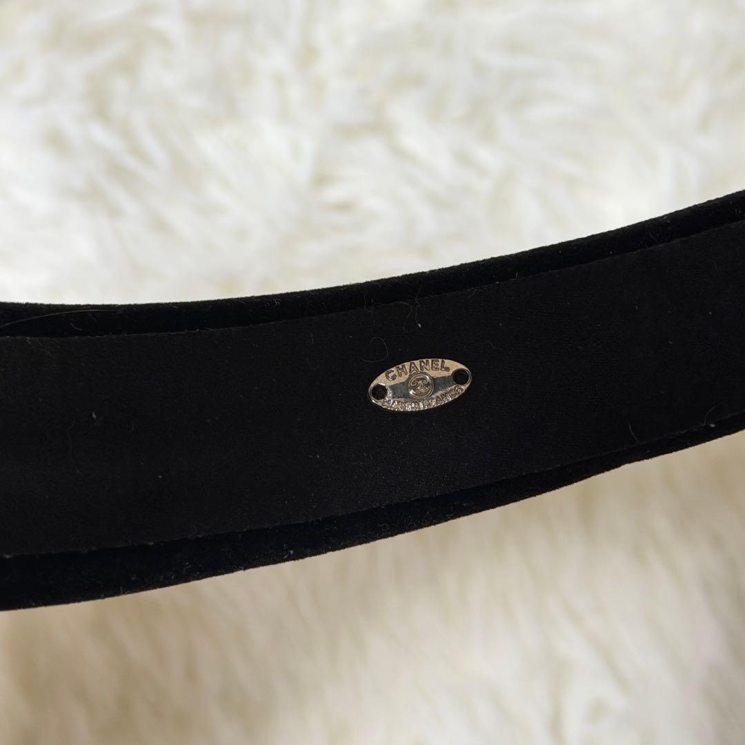 美品 シャネルベロアカチューシャ 黒ノベルティ シルバーロゴヘアバンド