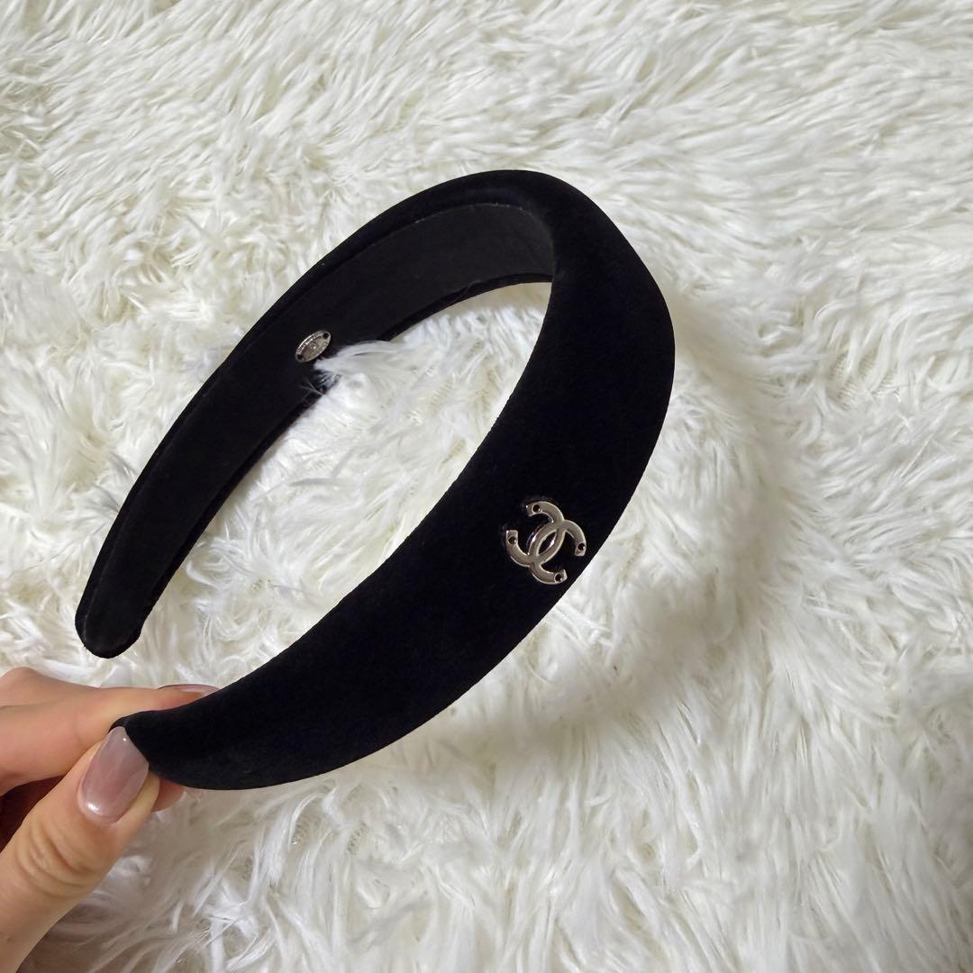 美品 シャネルベロアカチューシャ 黒ノベルティ シルバーロゴヘアバンド