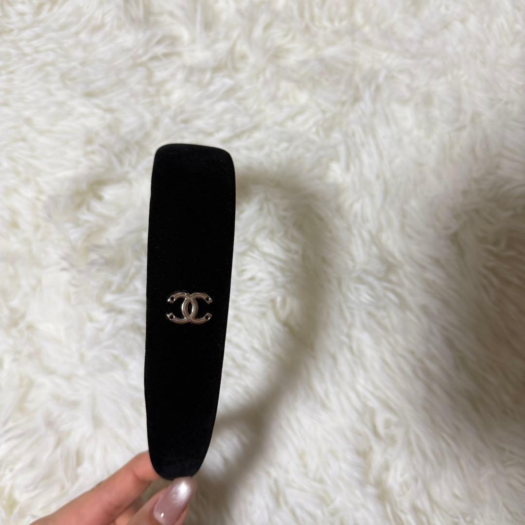 美品 シャネルベロアカチューシャ 黒ノベルティ シルバーロゴヘアバンド