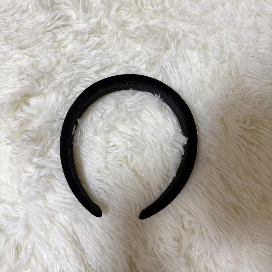 美品 シャネルベロアカチューシャ 黒ノベルティ シルバーロゴヘアバンド
